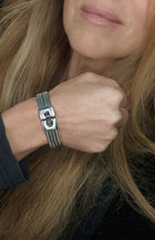 Load image into Gallery viewer, Women  Chic 4
